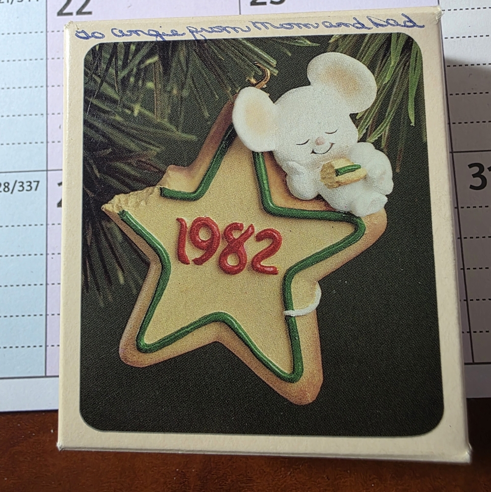 Hallmark 1982 Star Ornament with Mouse - Green and Red
